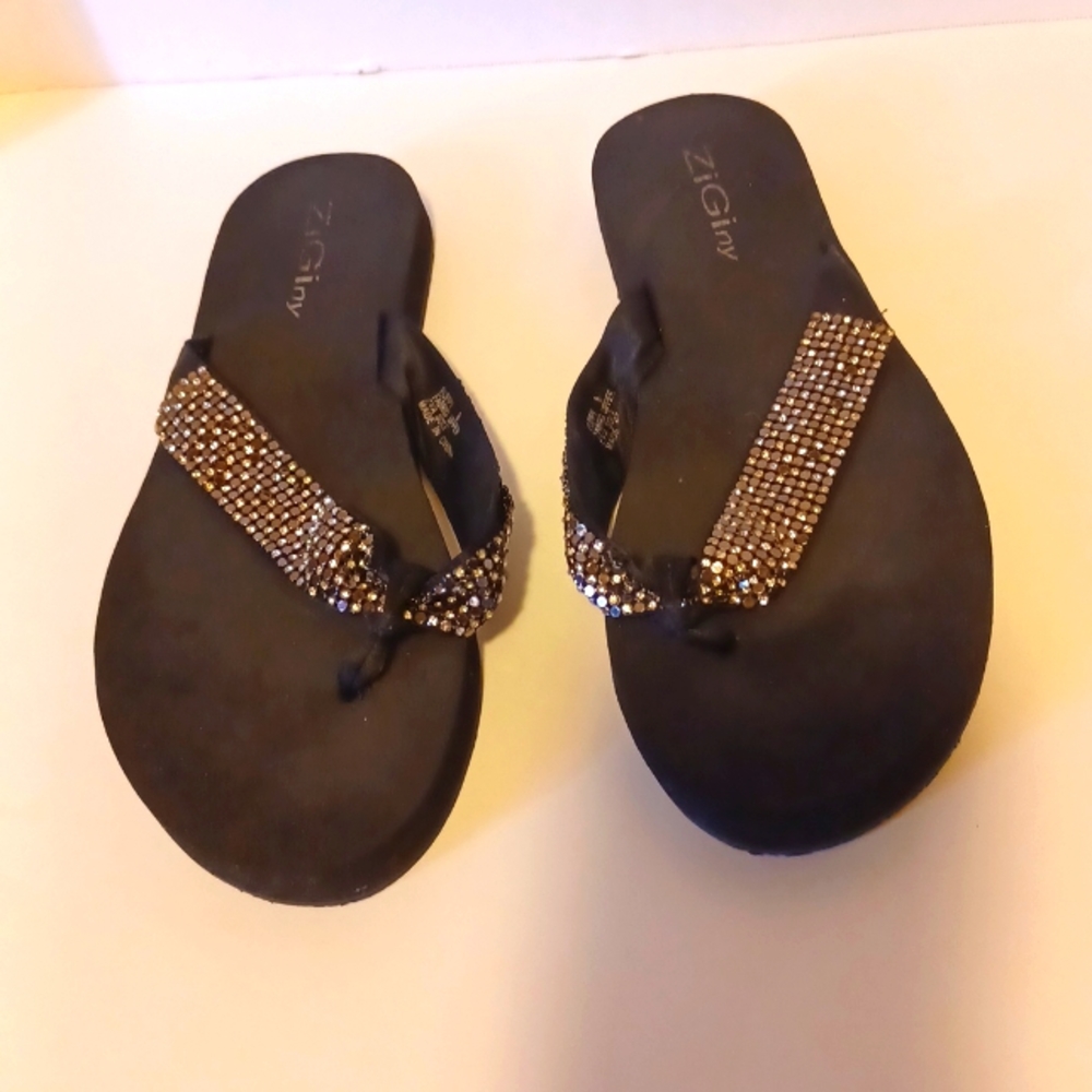 USED ZIGIny FLIPPY BLACK SANDALS SIZE 8
